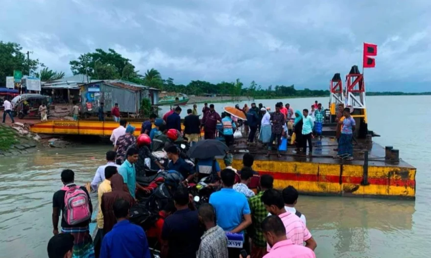 ১০ নম্বর মহাবিপদ সংকেতে বরগুনায় ঝুঁকি নিয়ে খেয়া পারাপার