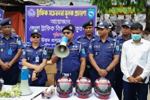 ঠাকুরগাঁওয়ে ট্রাফিক পুলিশের সচেতনতামূলক কার্যক্রম ও হেলমেট বিতরণ