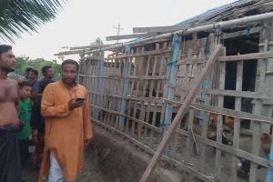 দশ মিনিটের টর্নেডোয় ক্ষতিগ্রস্থ শতাধিক বাড়িঘর গাছপালা