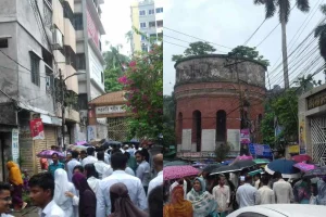 বৃষ্টি উপেক্ষা করে কেন্দ্রে এইচএসসি পরীক্ষার্থীরা
