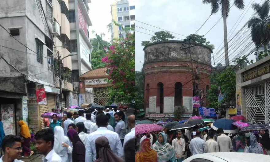 বৃষ্টি উপেক্ষা করে কেন্দ্রে এইচএসসি পরীক্ষার্থীরা