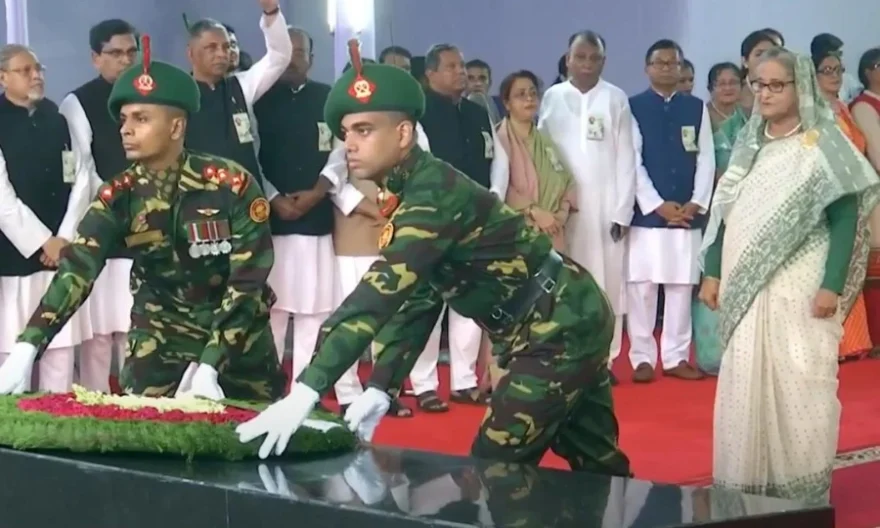 বঙ্গবন্ধুর প্রতিকৃতিতে প্রধানমন্ত্রীর শ্রদ্ধা