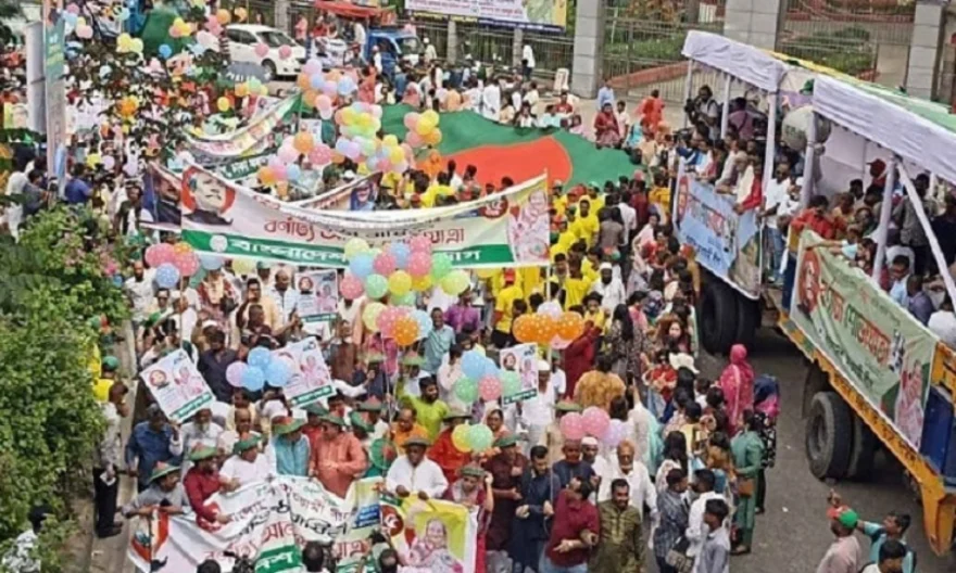 আওয়ামী লীগের আনন্দ শোভাযাত্রায় জনস্রোত