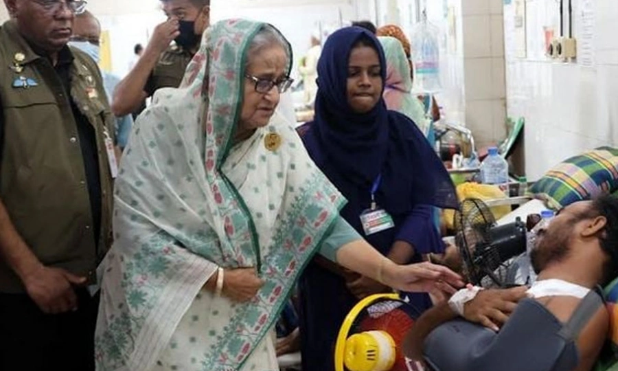 আহতদের দেখতে পঙ্গু হাসপাতালে প্রধানমন্ত্রী
