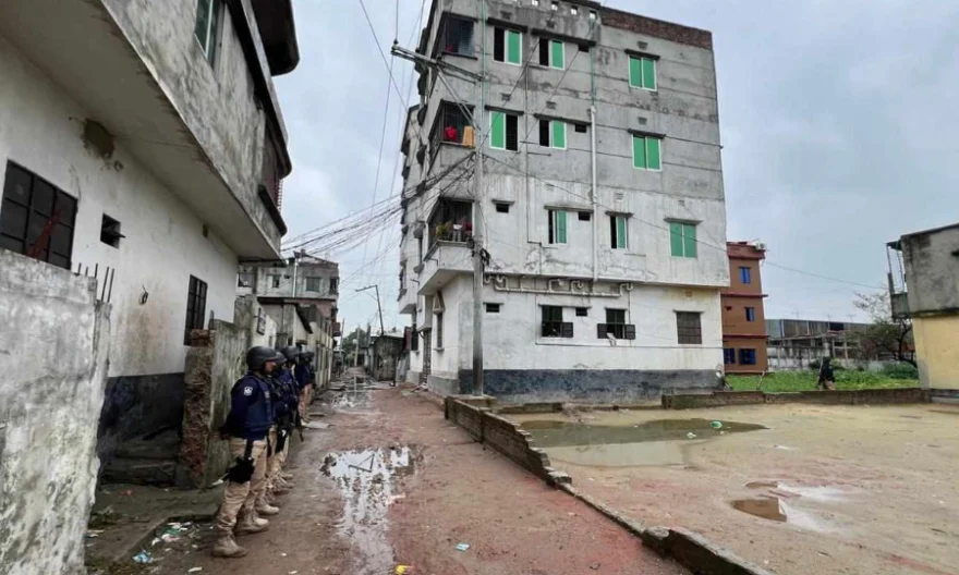 রূপগঞ্জে জঙ্গি আস্তানা সন্দেহে বাড়ি ঘেরাও