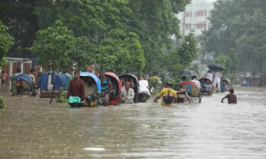 বৃষ্টিতে ডুবল ঢাকা, জলাবদ্ধতায় চরম ভোগান্তি