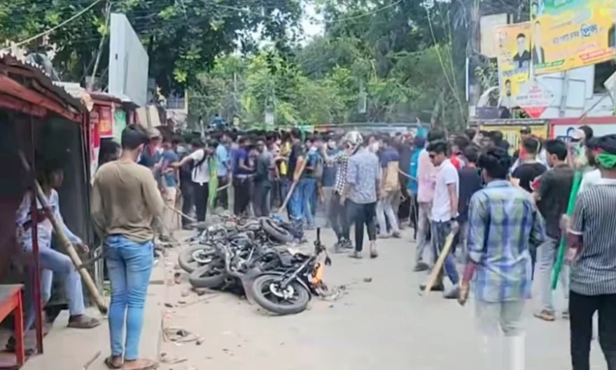 পাবনা থমথমে, শিক্ষার্থী-ছাত্রলীগ সংঘর্ষ