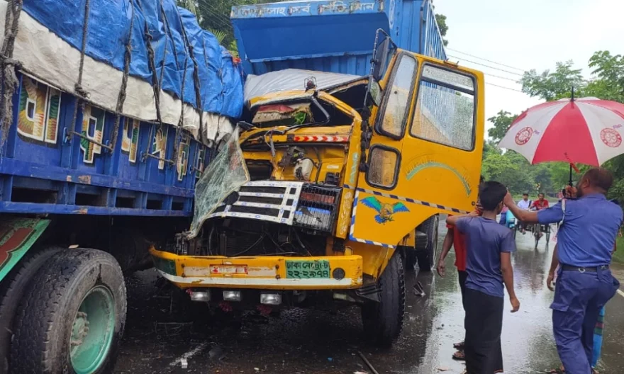 খুলনায় ট্রাক-কাভার্ডভ্যান মুখোমুখি সংঘর্ষে চালক নিহত