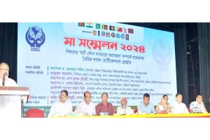 শিশুদের স্মার্ট ফোন ব্যবহার মেধা শূন্য জাতিতে পরিণত করবে