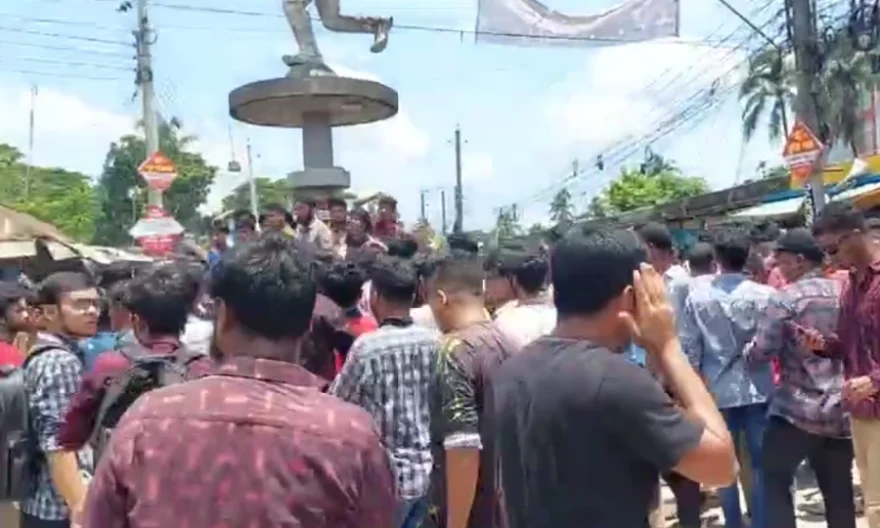 ভোলায় ‘কমপ্লিট শাটডাউন’ চলছে