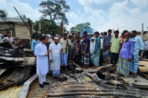 লক্ষ্মীপুরে আগুনে পুড়ে ১৫ দোকান ছাই