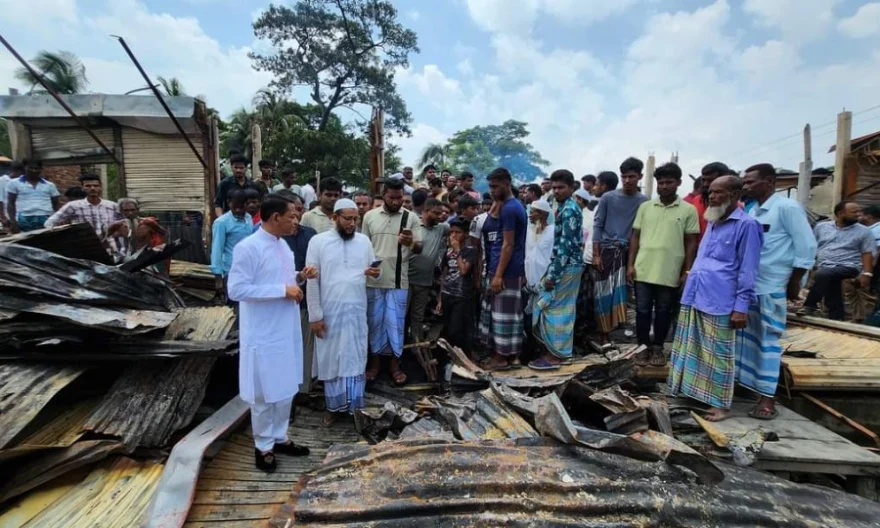 লক্ষ্মীপুরে আগুনে পুড়ে ১৫ দোকান ছাই