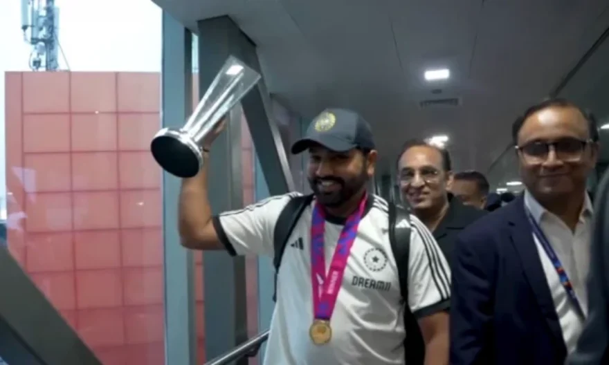 ট্রফি নিয়ে দেশে ফিরলো চ্যাম্পিয়ন ভারত