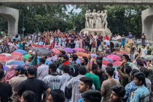 রাজু ভাস্কর্যের সামনে চলছে শিক্ষার্থীদের বিক্ষোভ