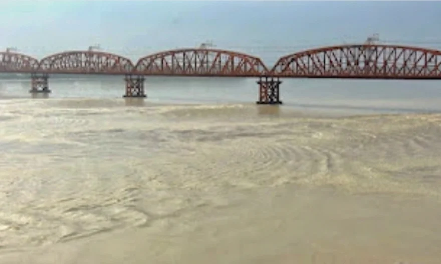 ফারাক্কা ব্যারেজের গেট খুলে দিলেও পদ্মার হার্ডিঞ্জ ব্রিজ পয়েন্টে বাড়েনি পানি