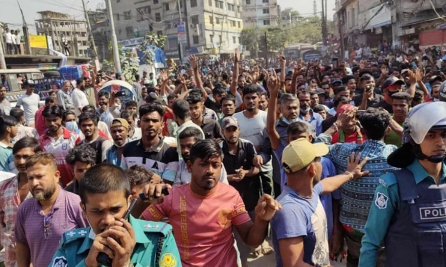 ব্যাটারিচালিত রিকশাচালকদের সড়ক অবরোধ, পুলিশের সঙ্গে সংঘর্ষ