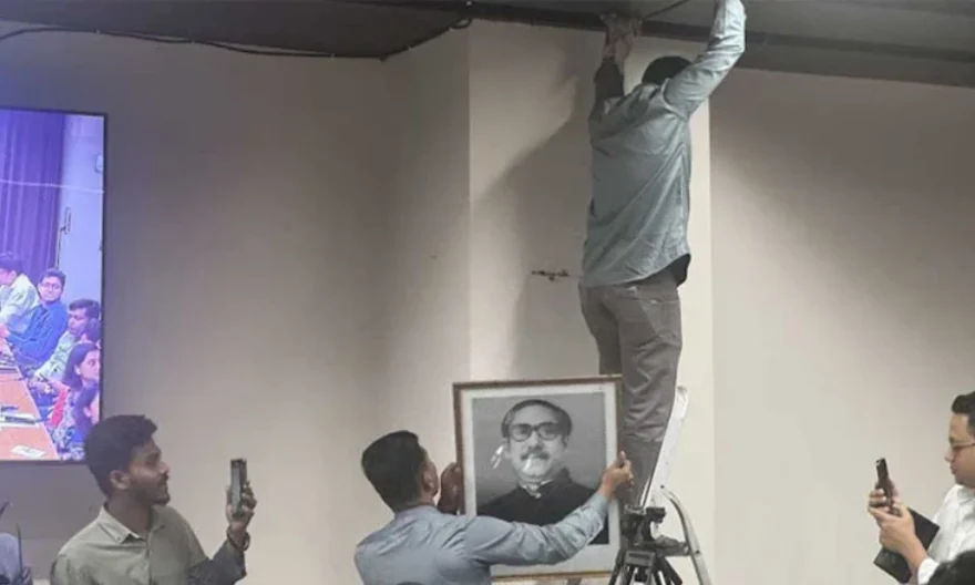 নতুন ইসির ব্রিফিংয়ের আগে নামানো হল শেখ মুজিবের ছবি
